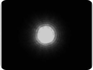 Black background with a bright light in the middle with a slight halo around the light, representing the optical bench halo measurement for AcrySof IQ Vivity® IOL.